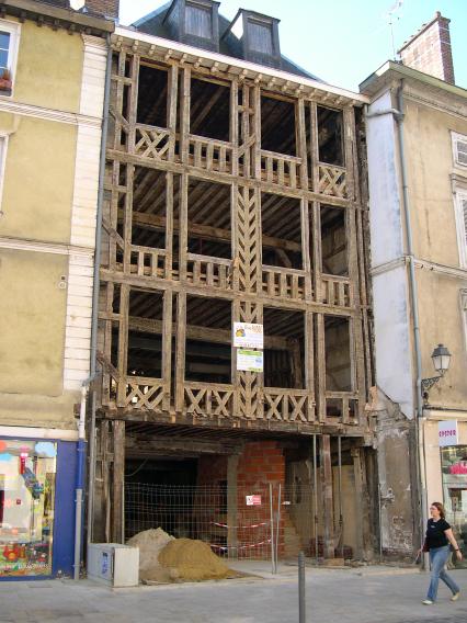  Immeuble à pans de bois en cours de rénovation (rue Emile Zola)
